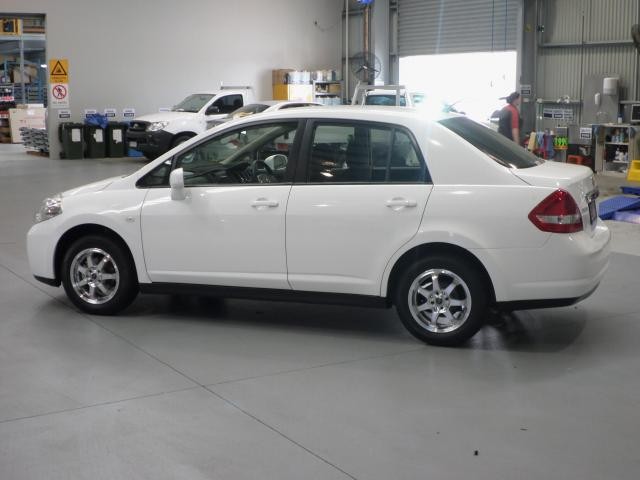 2010 NISSAN TIIDA ST