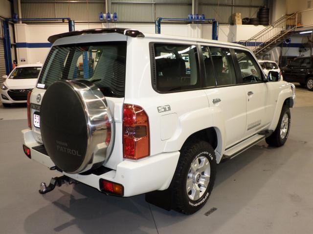 2010 NISSAN PATROL ST-L (4x4)